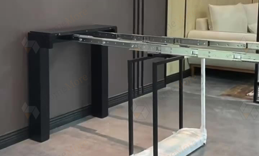 Expanding rail extendable table
